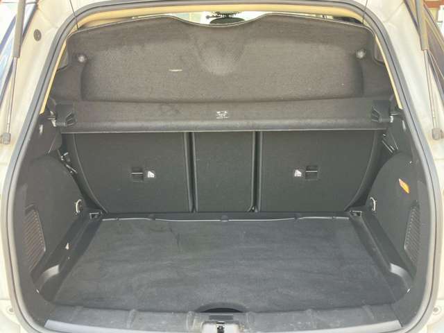 広々としたラゲッジルームは日常・レジャーに活躍する事間違いなし。アウトドアやお仕事でも活躍間違いなし。