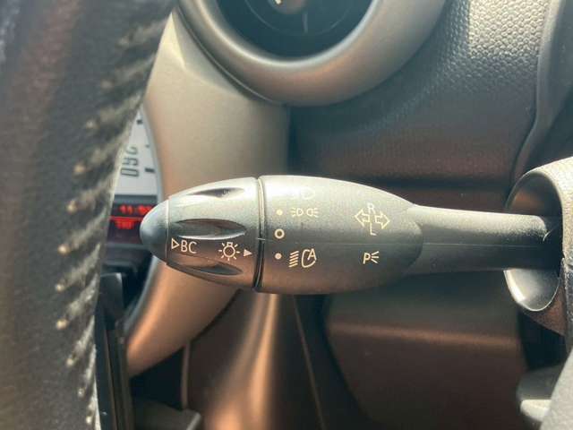 【オートライト】装備です！夜間に自動でヘッドライトが点灯する為、ヘッドライトのつけ忘れがなく安心です！
