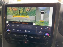 【パノラミックビューモニター】専用のカメラにより、上から見下ろしたような視点で360度クルマの周囲を確認することができます☆死角部分も確認しやすく、狭い場所での切り返しや駐車もスムーズに行えます。