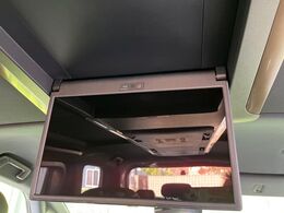 【後席モニター】家族や友人とお出かけする機会が多い方に大人気の後席モニターを装備！見やすい位置に画面がありテレビやDVDの視聴も快適！友達もお子様も、後席にしか乗らなくなるかも？？