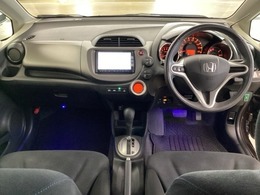 車内は光触媒抗菌消臭施工済です。スタイリッシュなデザインでスポーティなインパネ周りを演出します。グローブボックスやカップホルダーのほかにトレーなどたくさんの収納スペースが付いています。