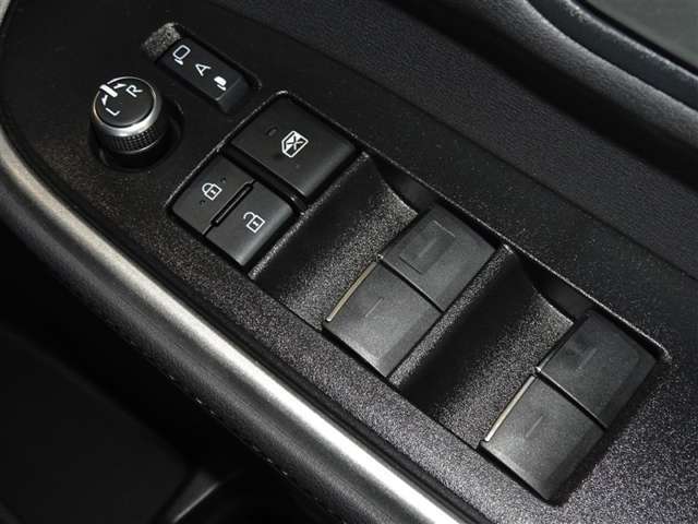 電動格納式ドアミラー・パワーウインドウを装備してます。