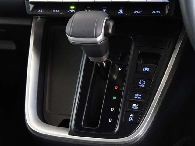 電動パーキングブレーキ・ブレーキホールドを装備してます。ホールド機能は信号待ちが多い一般道で疲労軽減になり、大好評です！