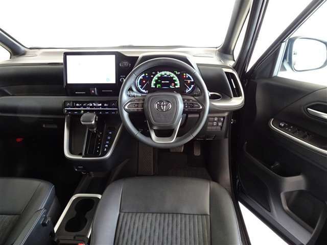 革巻きステアリングで快適な操作性の運転席です。