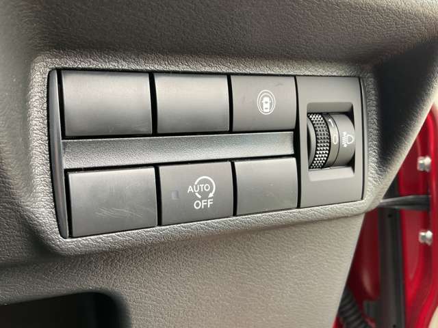 様々な操作が可能なスイッチが付いて運転席周りについており便利です。