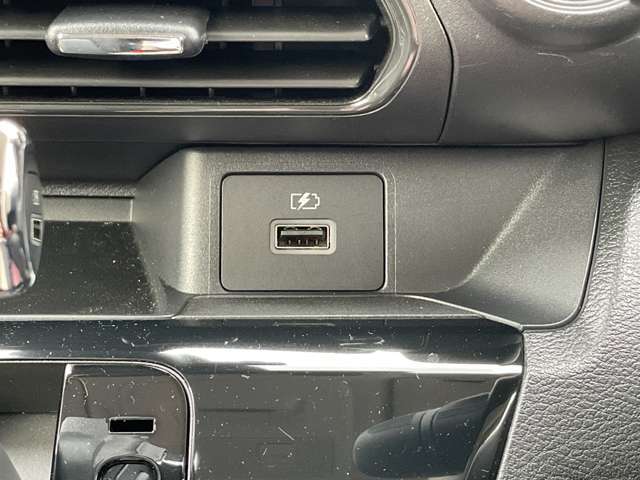 USB充電端子が装着されていますので車内でスマートフォンなどの充電が可能です。