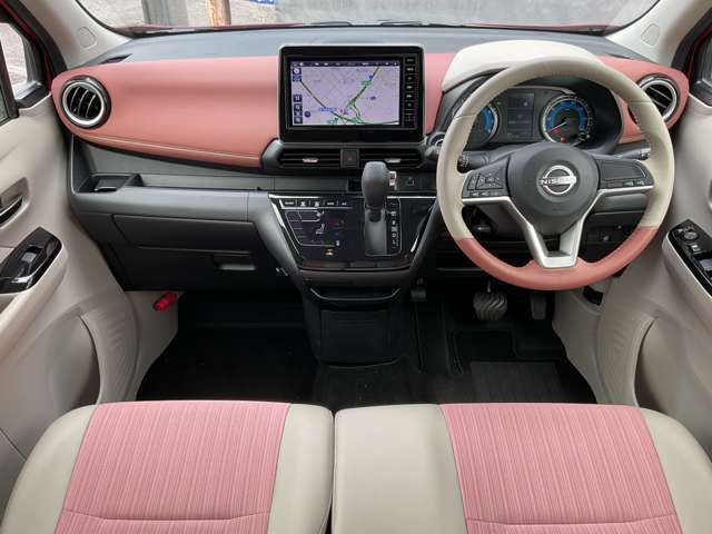 細部まで上質なインパネ周りはこのように機能的にまとまっています。もちろん納車前にはクリーニングいたしますので、室内もキレイになります。
