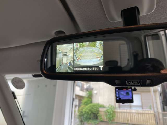 嬉しいバックカメラ付きです♪バック駐車が苦手な方でも安心して後方を確認する事が出来ます♪ガイドライン付きです♪
