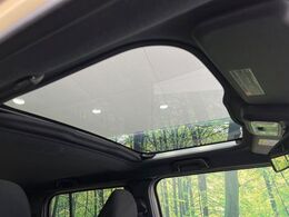 【ガラスルーフ】ガラスルーフ搭載で車内の解放感が一気にアップ！開放的なドライブをお楽しみいただけます。