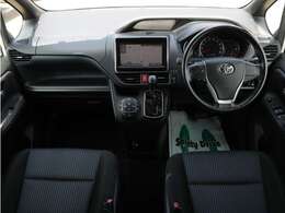 すっきりとしたヴォクシーらしいデザインのダッシュ回り！フロントビューの視認性もよく運転しやすいと思います★