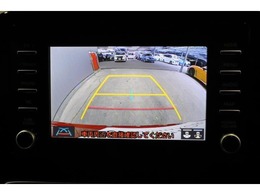 後方の死角を軽減し、狭い場所での切替しや駐車もしやすくなるバックモニターを装備しています。