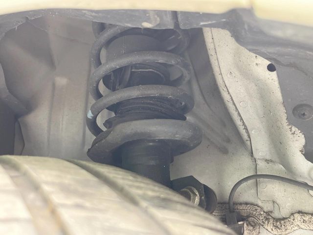 お車を安心してお乗りいただく為には、足回りの定期点検が欠かせません。サービスサポート（有償保証）では無料点検もご提供しており、安心のカーライフをお過ごしいただけるサポート体制が整っています。