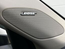 【BOSEサウンドシステム】メーカーオプションの高品位サウンドシステムを搭載。専用のチューニングが施された大小様々なスピーカーから良質なサウンドが奏でられ、臨場感あふれる音響空間を演出します。