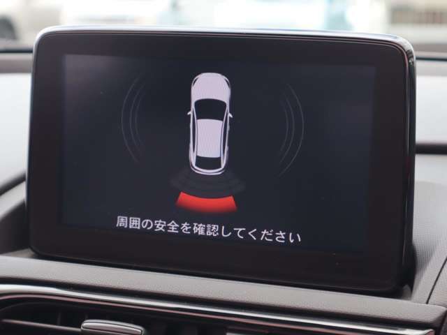 後方にはパーキングセンサーを装備。障害物に近づけばブザーの鳴動間隔でドライバーに直感的に距離感をお知らせします。