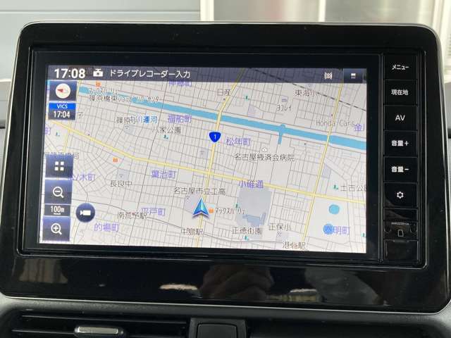 日産オリジナルナビゲーション。大型モニターを採用。画面が大きいので、タッチ操作もスムースで快適です。