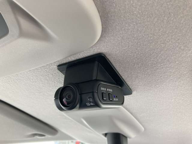 日産オリジナルドライブレコーダーです。車室内カメラによる車内および車側面の撮影記録が駐車時の安心をたかめます。
