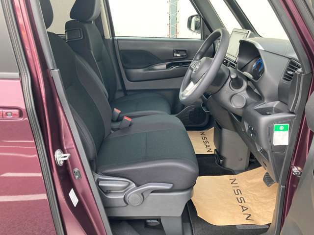 運転席まわりです。実際に座ってみて、乗り心地を体験してみてください