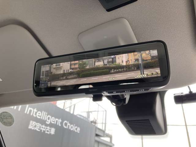 インテリジェントルームミラーです。人や物で視界が遮られてても、車体後部のカメラ映像に切り替えることにより、クリアな後方視界を実現しています。
