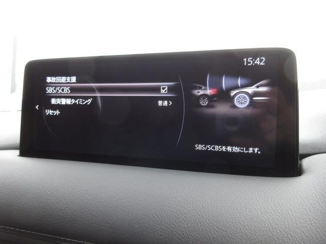 こちらのお車には先進安全装備が多数搭載されています。衝突被害を回避あるいは軽減するためのブレーキや、後方死角からの接近警報、車線逸脱を防止する警報装置など、詳しくはスタッフまでお尋ねください。