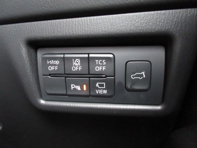 電動リアゲートはキーレスのリモコンと運転席スイッチ、直接リアゲートのスイッチへの操作で作動します。荷物を沢山持たれているときの利便性はグッド！開閉時の高さも設定が出来るので小柄な方でも安心です！
