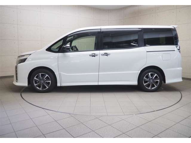 安心の納車前整備を実施します。その際にエンジンオイル、オイルエレメント、ワイパーゴムを交換いたします。