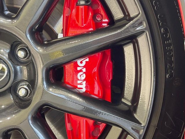 【ブレンボ製キャリパー】ハイパワー車両には強力なブレーキが必須！世界のスーパーカーにも採用されるイタリアの高級メーカー「ブレンボ」を装着！色鮮やかなキャリパーがスポーティな印象を引き立てます♪