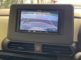 【バックカメラ】駐車時に後方がリアルタイム映像で確認できます。大型商業施設や立体駐車場での駐車時や、夜間のバック時に大活躍！運転スキルに関わらず、今や必須となった装備のひとつです！