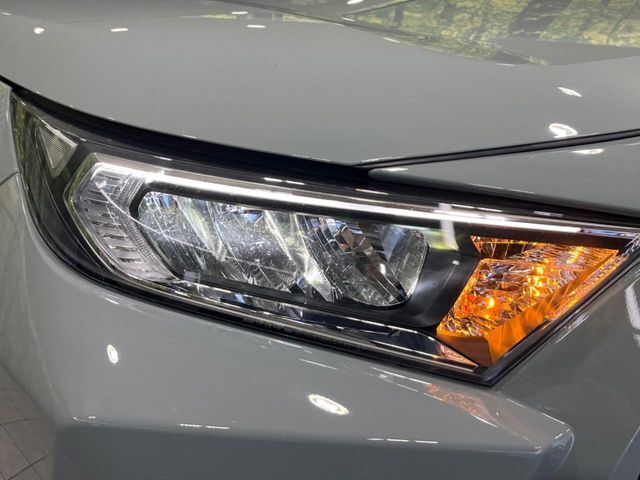 【LEDヘッドライト】悪天候や夜間走行時も良好な視界を確保し安心して運転できる高輝度LEDヘッドライトを装備！点灯速度が早く、消費電力も抑えられています。