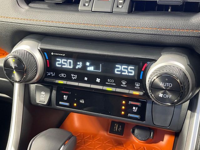【シートベンチレーション】夏場は涼しい風でお尻や背中の熱やムレを防ぎ、冬はエアコンよりも早く温まってポカポカに！季節を問わず快適に過ごせます。