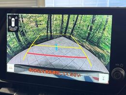 【バックカメラ】駐車時に後方がリアルタイム映像で確認できます。大型商業施設や立体駐車場での駐車時や、夜間のバック時に大活躍！運転スキルに関わらず、今や必須となった装備のひとつです！