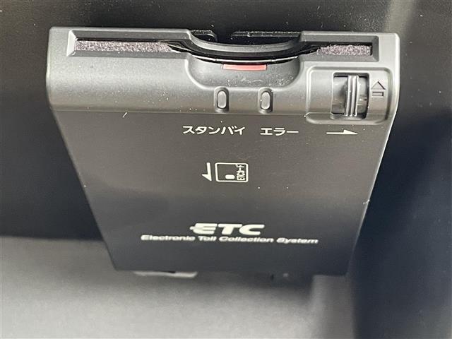 【ETC】有料道路を利用する際に料金所で停止することなく通過できる、ETC車載器（ノンストップ自動料金収受システム機器）が装備されています。セットアップを行うことで利用可能になります。