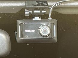 【ドライブレコーダー】安心・安全なカーライフに必須のドライブレコーダーを装備！走行中はもちろん、あおり運転や事故に遭遇した際の状況も映像で記録し、万一のリスクに備えます。