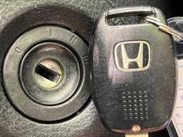 【キーレス】少し離れた場所からでもボタン一つでドアの開錠・施錠ができるのでとっても便利！ドアの鍵穴周りに傷をつけることもありません♪