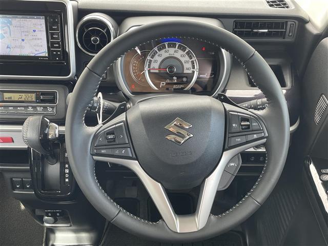 【ハンドル】軽い力で扱いやすいハンドルです。目立つ傷やスレなどなく綺麗な状態です！除菌プランいれていただくとさらに快適に！清潔なお車はお子様にも安心ですね！