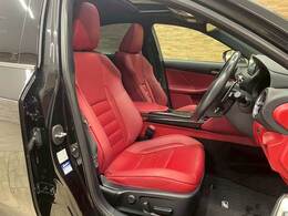 【レザーシート】ならではの高級感あふれる内装がこたわりのアイテム。見た目の高級感とより上質な座り心地をお楽しみください。