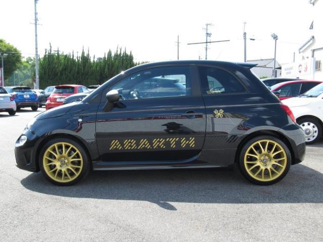 ホイールベースが広いため、安定した走行が可能です　ABARTH サイドストライプ（ゴールド）付きです