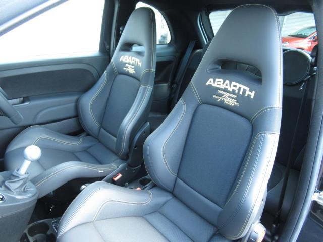 ABARTHの運動性能にマッチした高いホールド性を確保してます