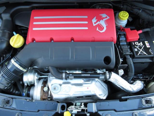 直列4気筒 DOHC 16バルブ インタークーラー付ターボエンジンでキビキビと走ります