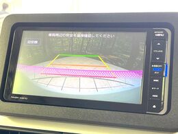 【バックカメラ】駐車時に後方がリアルタイム映像で確認できます。大型商業施設や立体駐車場での駐車時や、夜間のバック時に大活躍！運転スキルに関わらず、今や必須となった装備のひとつです！