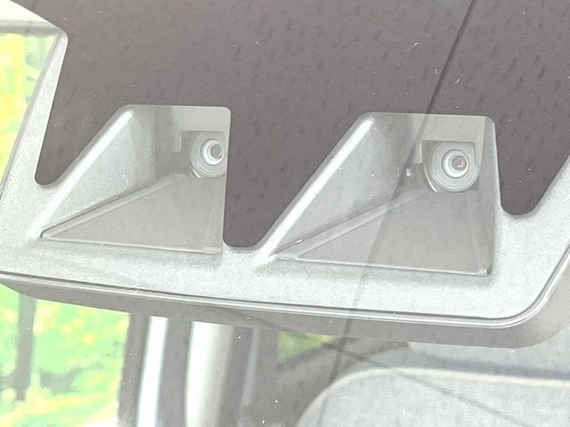 【スマートアシスト】走行中に前方の車両等を認識し、衝突しそうな時は警報とブレーキで衝突回避と被害軽減をアシスト。より安全にドライブをお楽しみいただけます。