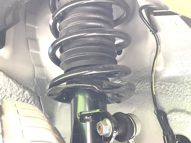 お車を安心してお乗りいただく為には、足回りの定期点検が欠かせません。サービスサポート（有償保証）では無料点検もご提供しており、安心のカーライフをお過ごしいただけるサポート体制が整っています。