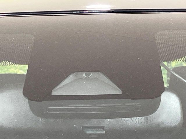 【プリクラッシュセーフティ】前方の車両等を検知し、衝突しそうな時は警報で注意を促し、ブレーキを踏む力をサポート。ブレーキを踏めなかった場合は衝突被害軽減ブレーキが作動、衝突回避をサポートします。