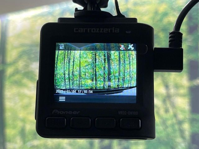 【ドライブレコーダー】安心・安全なカーライフに必須のドライブレコーダーを装備！走行中はもちろん、あおり運転や事故に遭遇した際の状況も映像で記録し、万一のリスクに備えます。