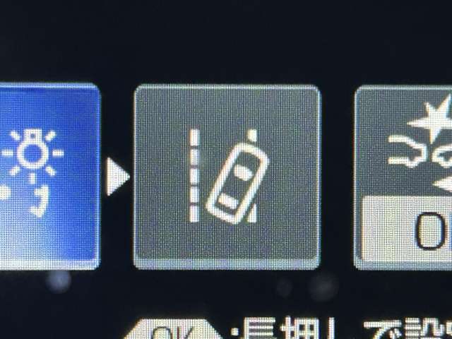 【レーンディパーチャーアラート（LDA）】クルマが車線または走路から逸脱する可能性がある場合に、ブザーまたはハンドルの振動により注意をうながします。機能には限界があるためご注意ください。