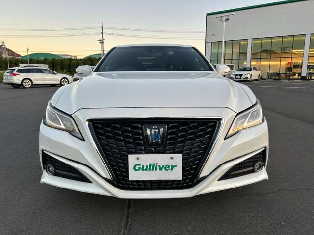 【正面】お車を前から見るとこのような感じです。ヘッドライトの形やグリル等顔つきを確認できます。
