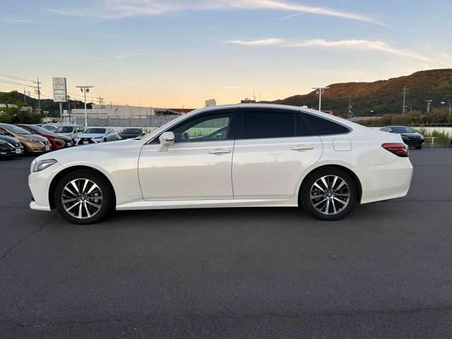 【左】お車を左から見るとこのような感じです。ヘッドライトの形や、エアロなどの装備品を確認できます。