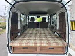 【軽キャンパーベットダブル】厚み5cmのマットで寝心地が良く、布生地なので背中の汗かきや湿気を防止し快適に車中泊が楽しめる、大型の収納が4つあり、車内の荷物の置き場に困りません