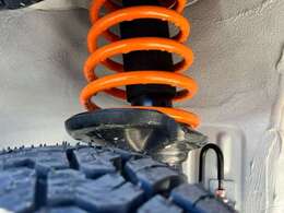 【1.5インチUPサスペンションを装着済み】さらにラテラルロッド・キャンバーボルトをSET装着！一般的なUPサスと純正サスの中間位の固さにサッティング！街乗りからOFFROADまでしっかり対応したサスペンションです！