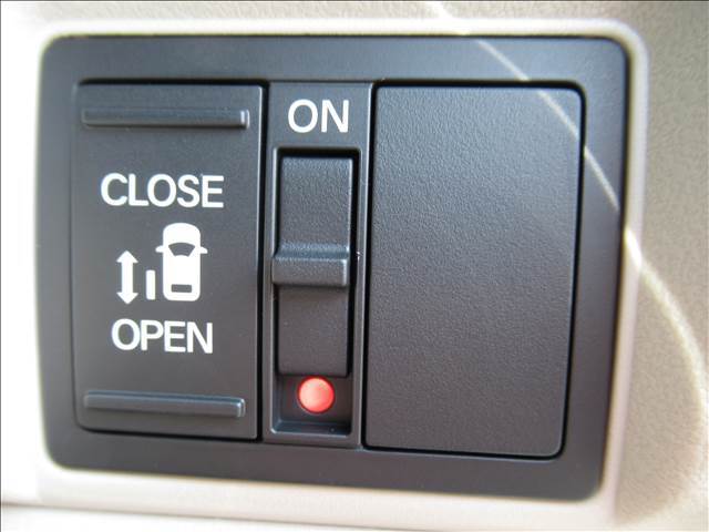 【電動スライドドア】助手席が自動で開閉できます。子供の乗り降りに運転席側から開けられるのは非常に便利です.