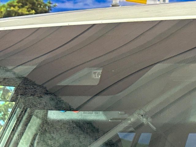 【トヨタセーフティセンス】走行中に前方の車両等を認識し、衝突しそうな時は警報とブレーキで衝突回避と被害軽減をアシスト。より安全にドライブをお楽しみいただけます。